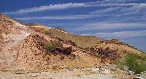 Photo showing the red rocks and soil of a hill beside Wodnerstone Wash in Imperial County